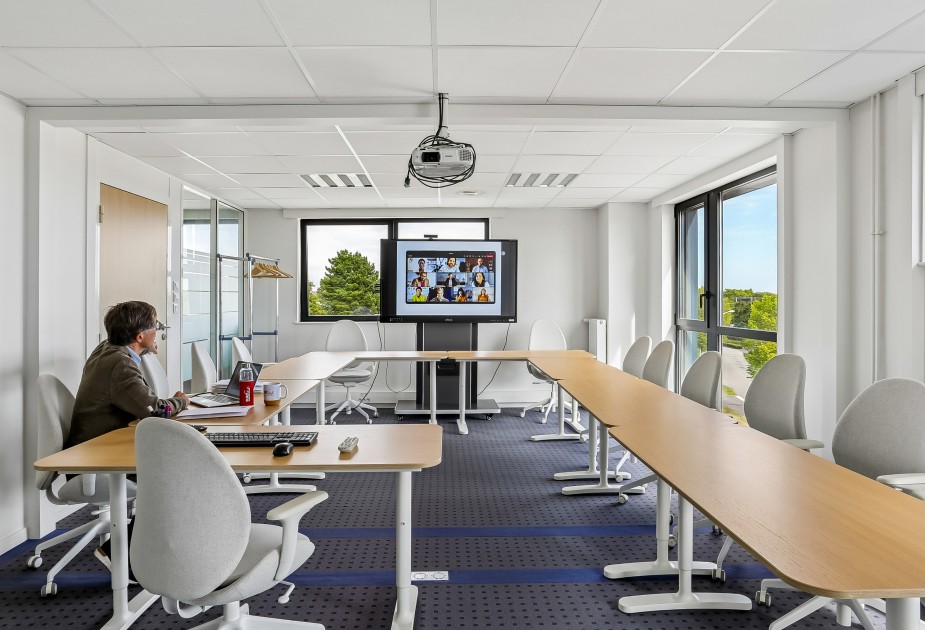 Salle de reunion visioconference Immoffice - centre d affaires Vannes - Tenenio