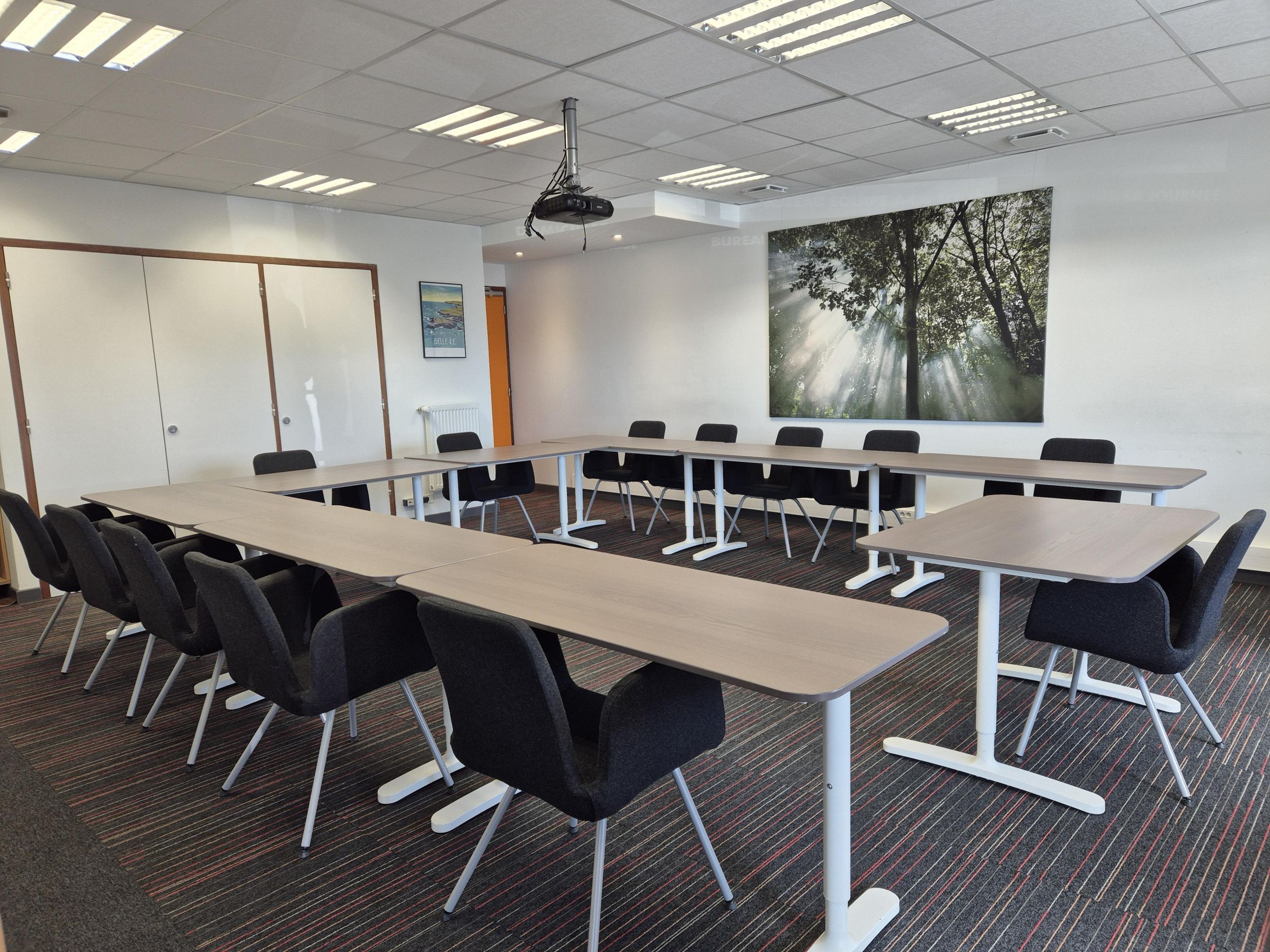 Salle de formation disposition U 20 personnes