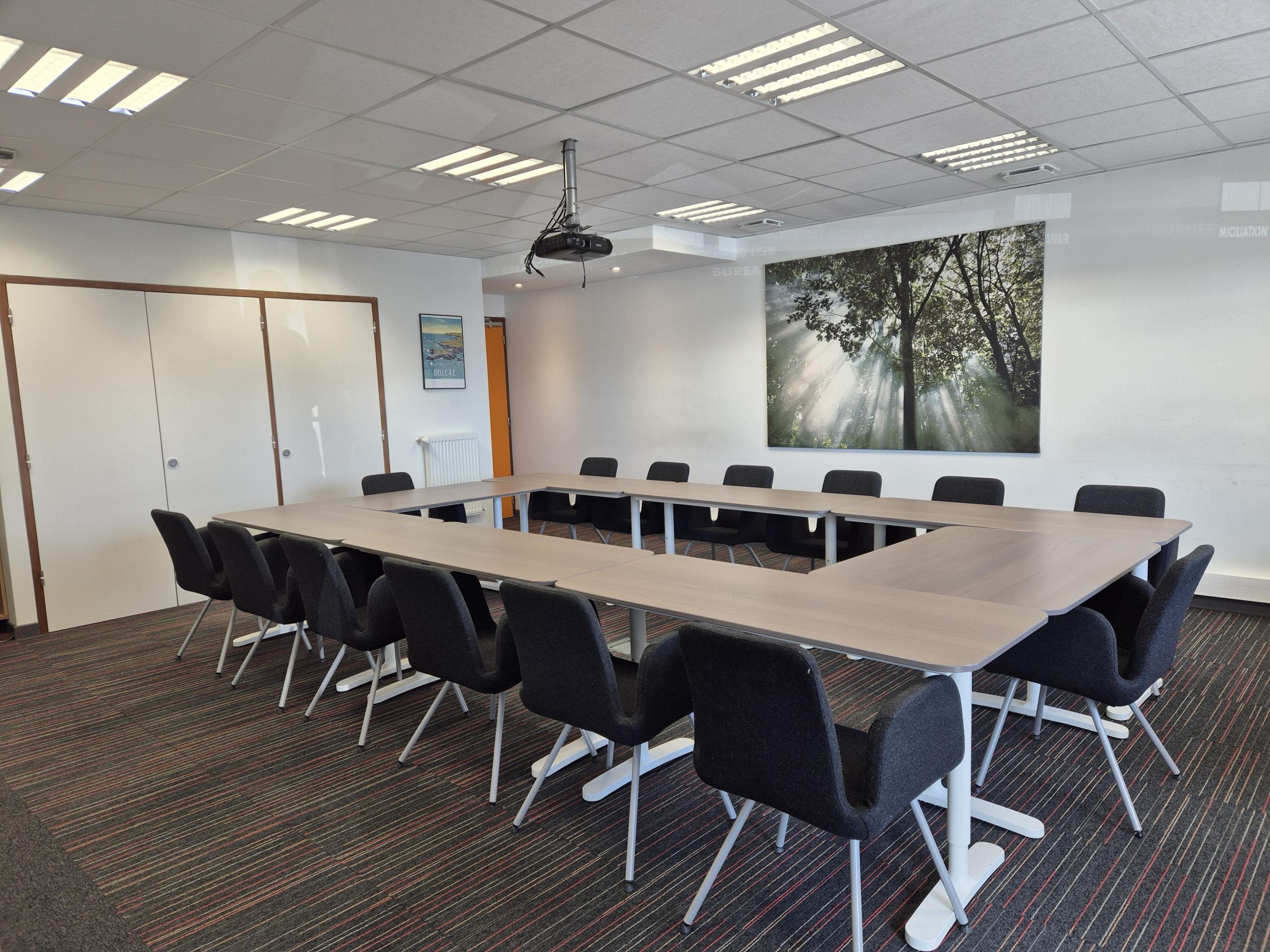Salle de réunion disposition circulaire 20 personnes